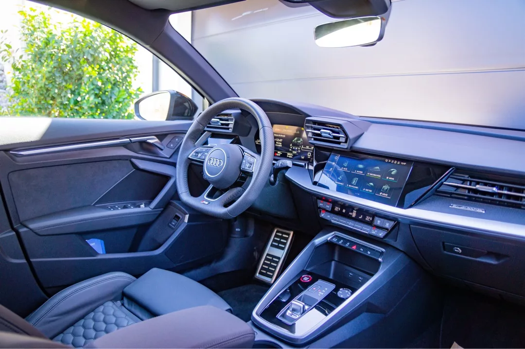 Audi RS3 Limousine Armaturenbrett mit Ledersitzen mieten