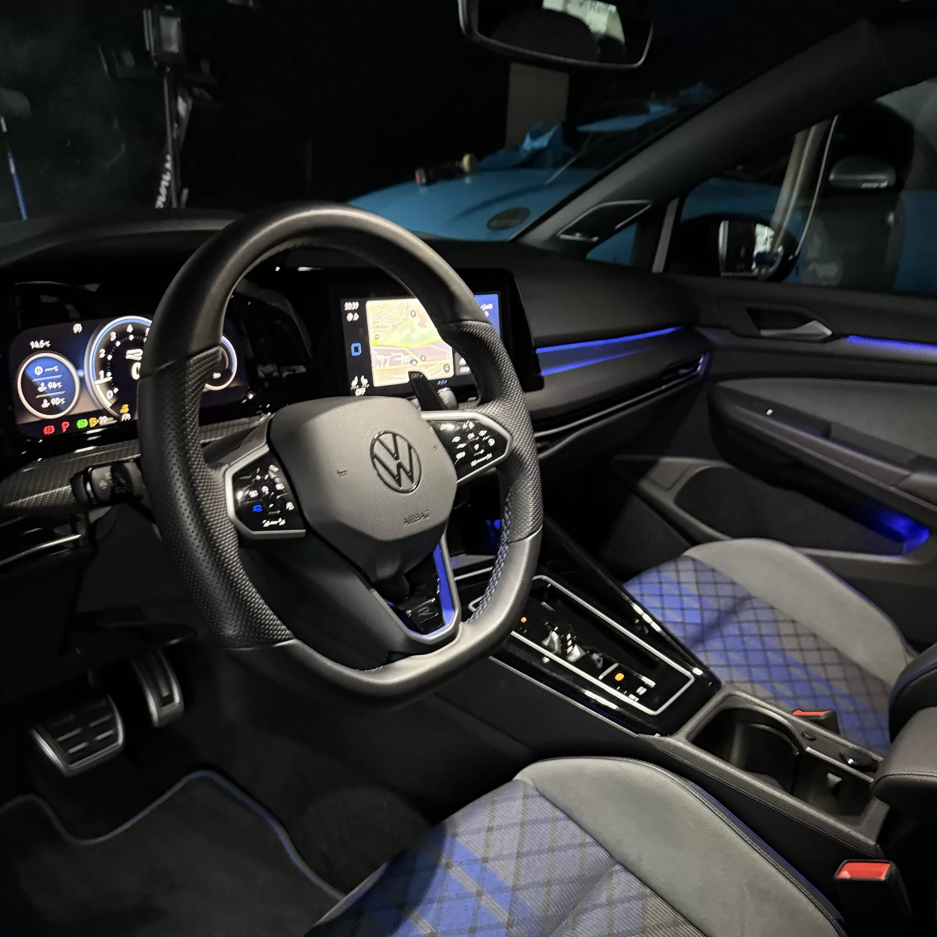 VW Golf 8 R Performance Innenraum mit Akrapovic und Pano mieten.
