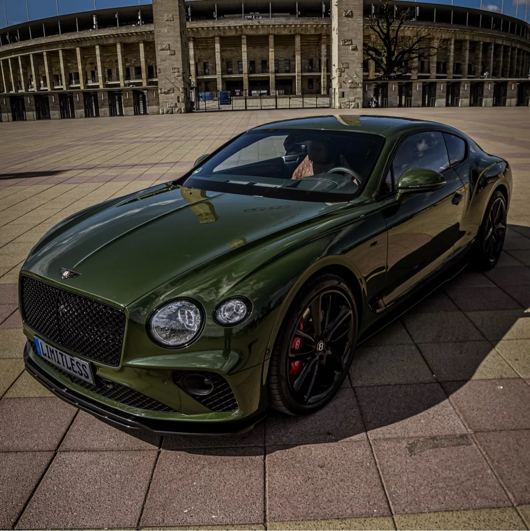 Bentley Continental GT in Grün vor Stadion mieten