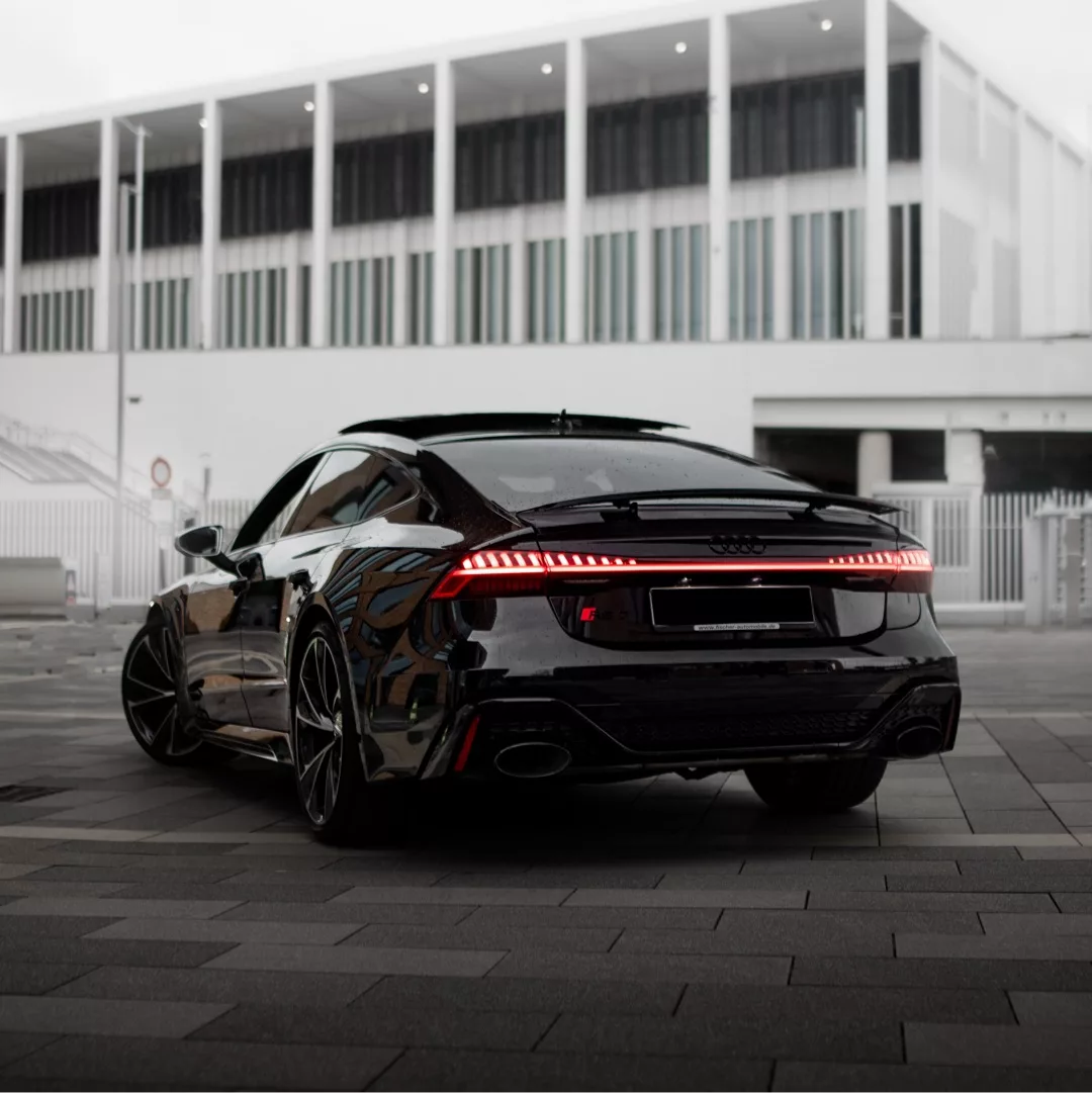 AUDI RS7 SPORTBACK in Schwarz Heckansicht mieten