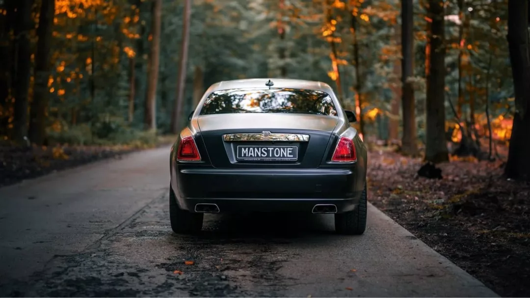 Rolls-Royce Ghost in Grau von hinten mieten