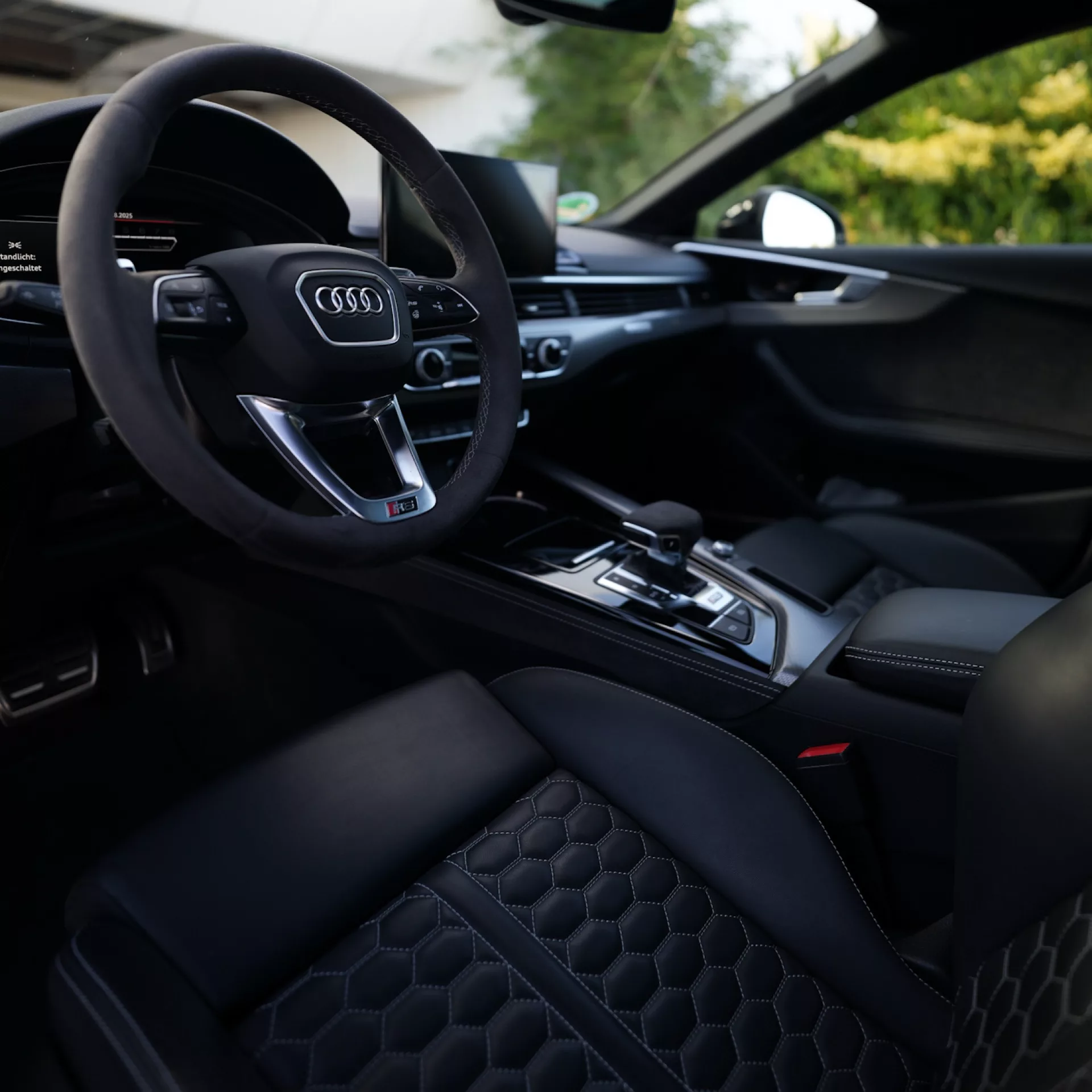 AUDI RS5 B8 Sportback Innenraum mit Ledersitzen mieten.