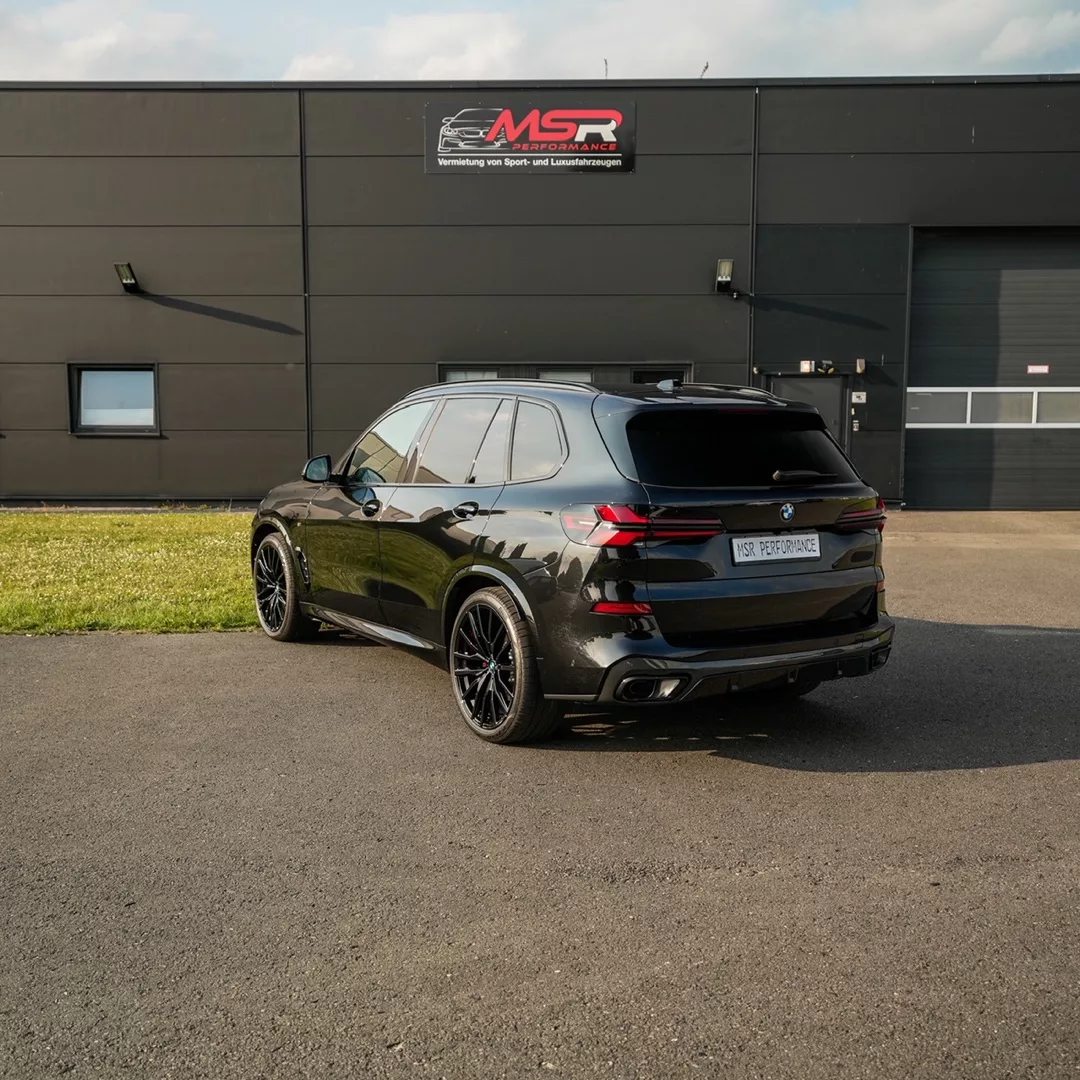 BMW X5 2025 in Schwarz mieten - Heckansicht