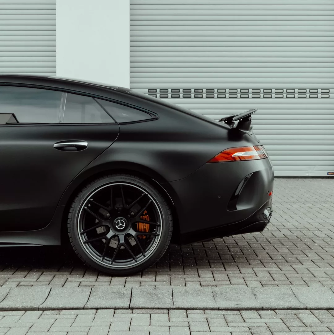 Mercedes GT63S AMG in Mattschwarz von der Seite mieten.