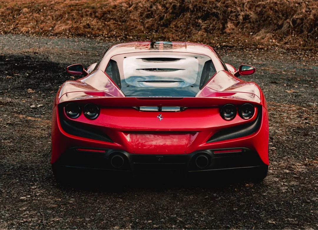 Ferrari F8 Tributo in Rot von hinten mieten.