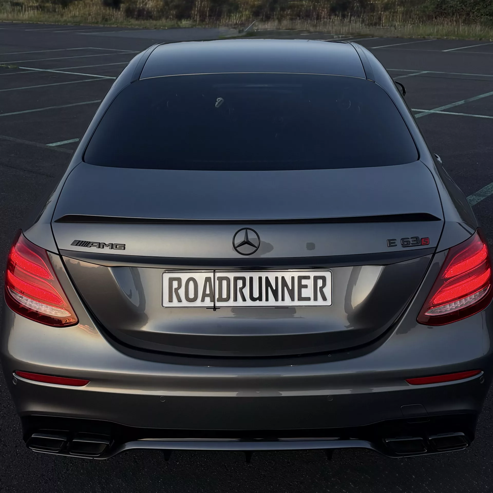 Mercedes AMG E63s in Grau von hinten mieten