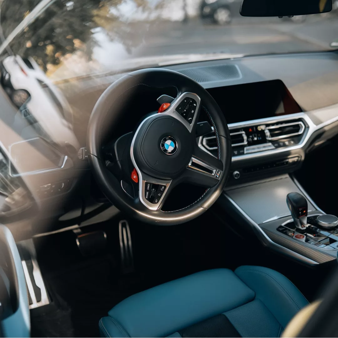 BMW M4 Competition Innenraum mit Lenkrad mieten
