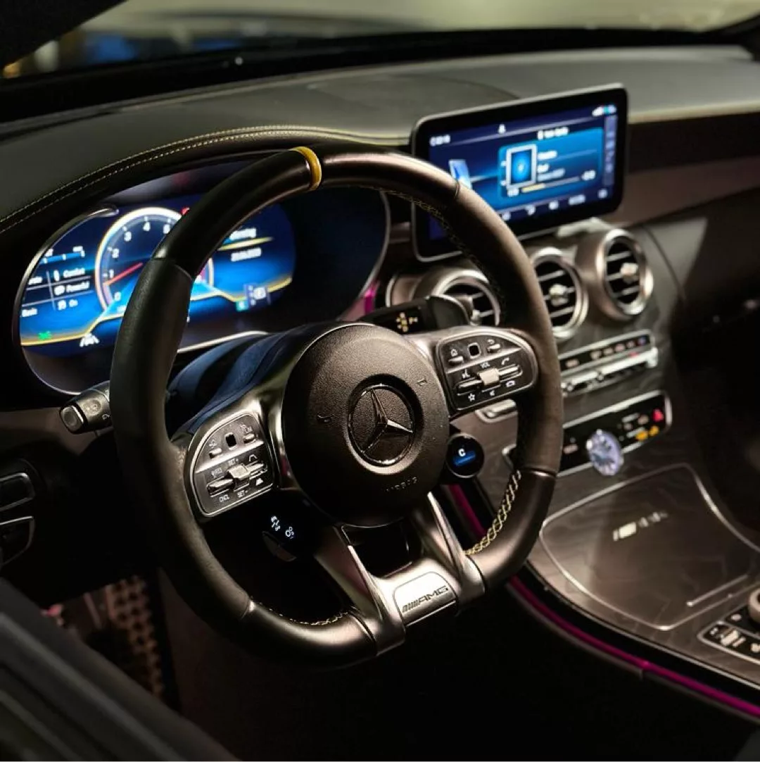 Mercedes Benz C63s AMG Innenraum mit digitalem Cockpit mieten