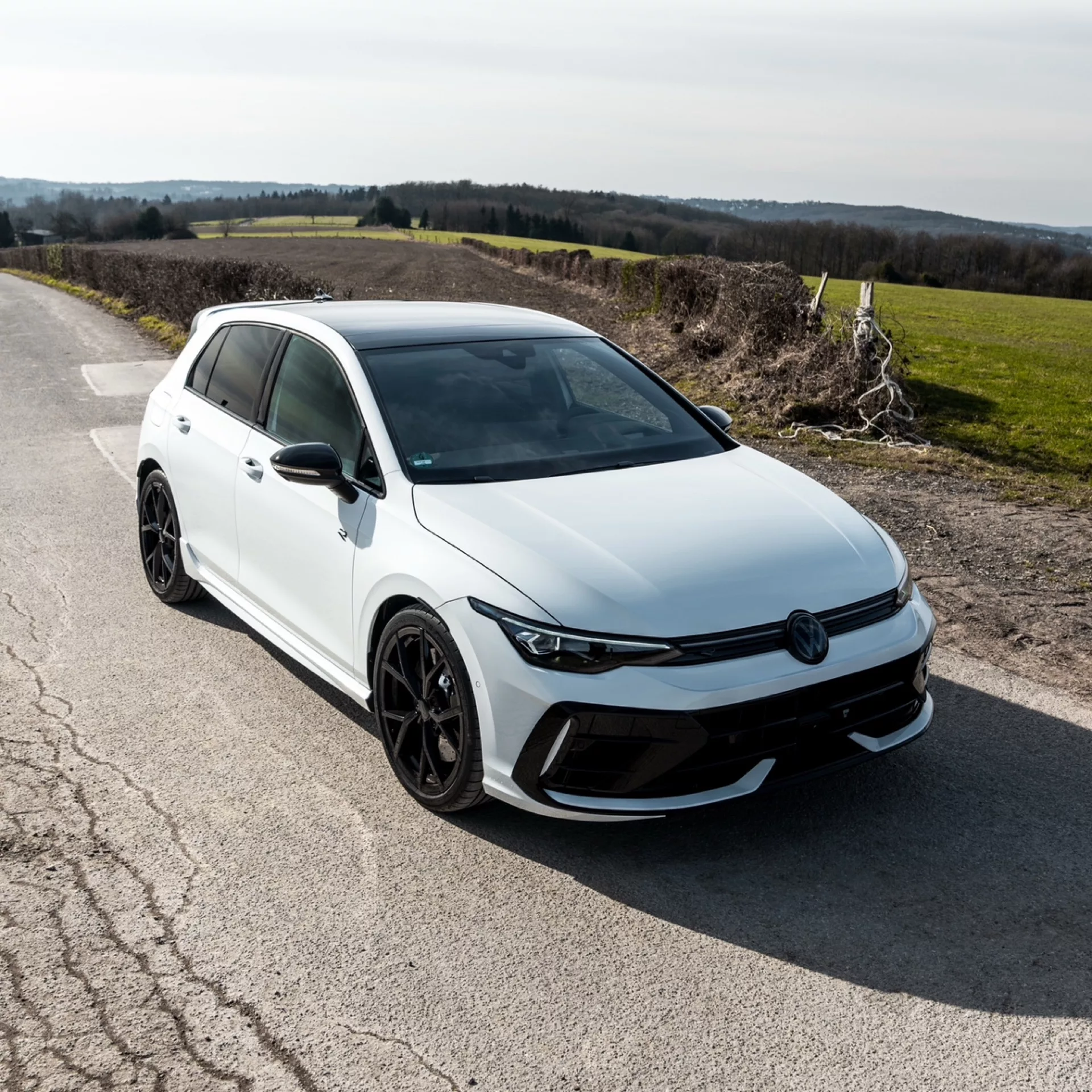 Volkswagen Golf R Black Edition 2025 in Weiß auf Landstraße mieten