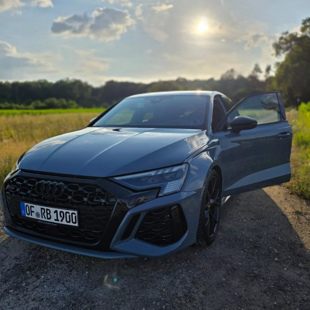 Audi RS3 in Grau mit geöffneter Tür mieten.