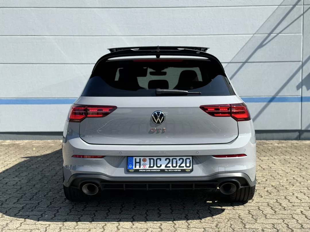 VW Golf 8 GTI Clubsport Akrapovic in Grau, Heckansicht mieten.
