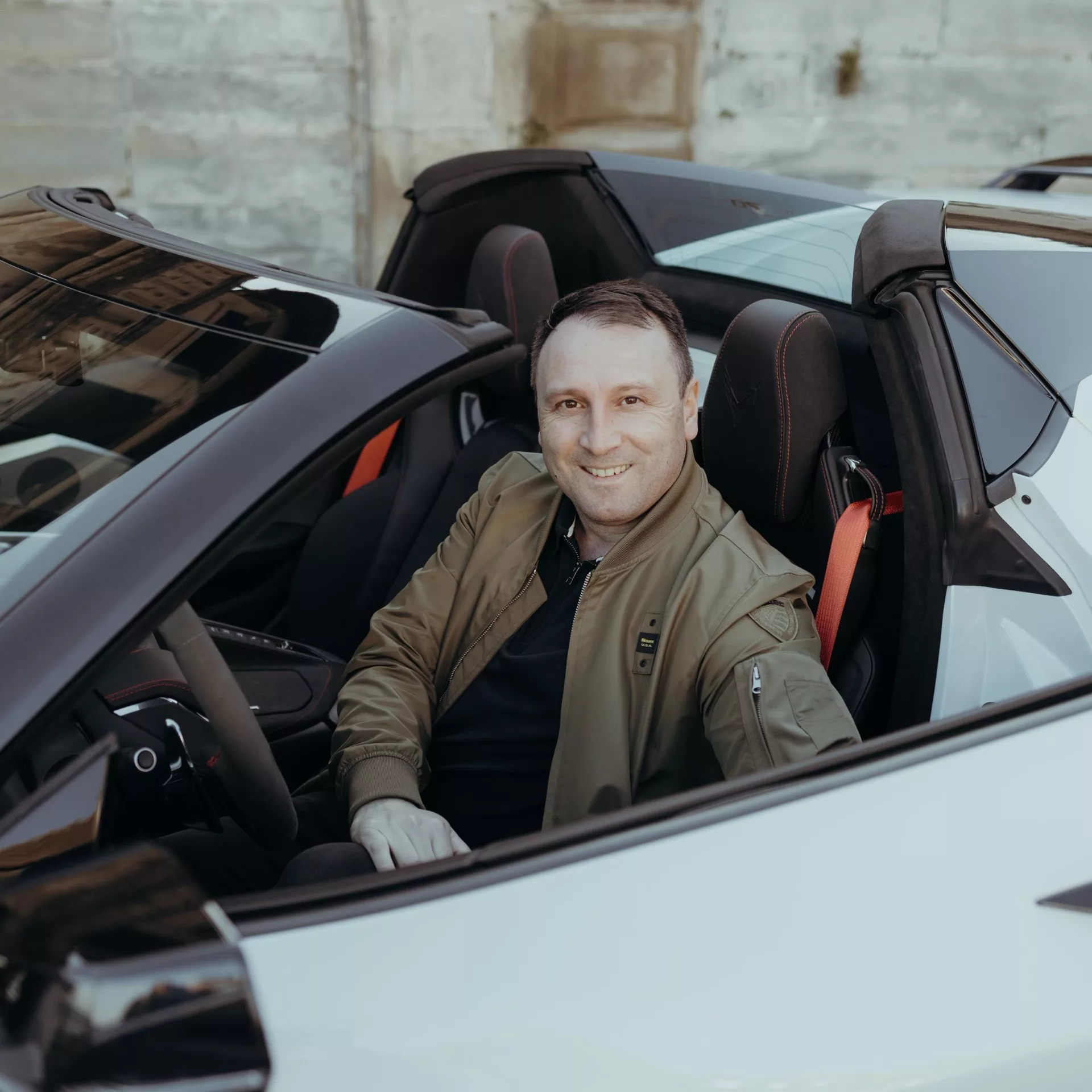 Corvette C8 Cabrio in Weiß mit offenem Verdeck mieten.
