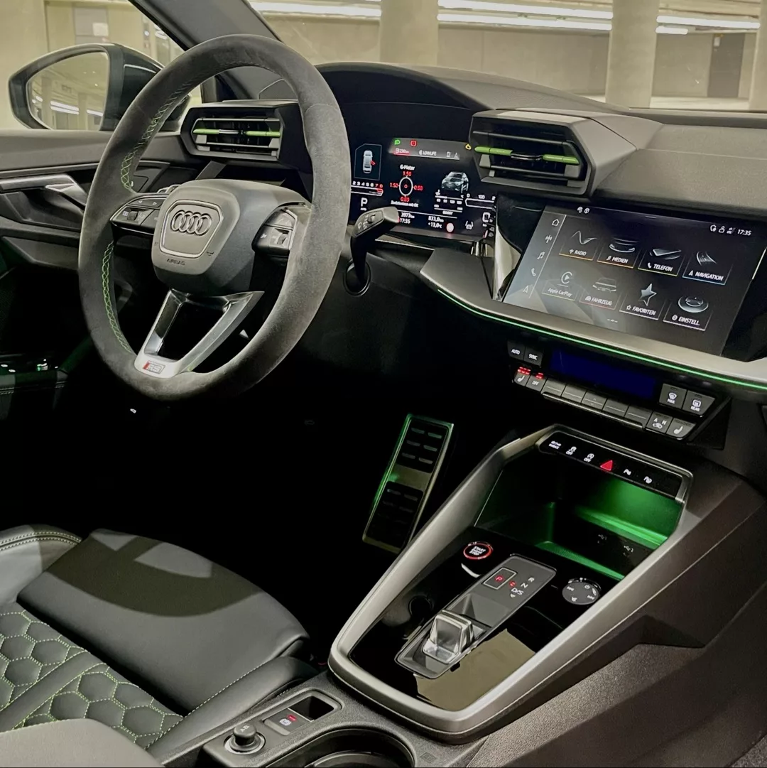 Audi RS3 Cockpit mit moderner Technik mieten.