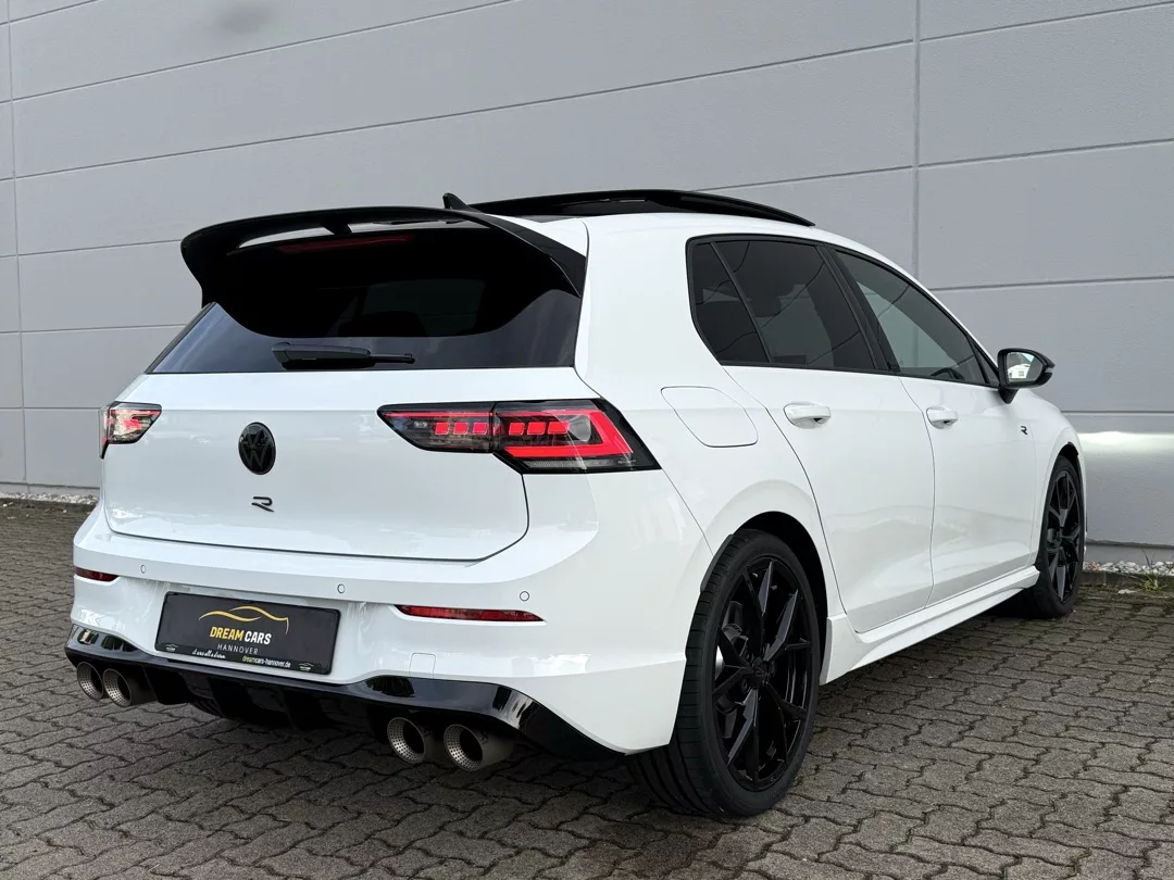 Golf 8 R Akrapovic Black Edition in Weiß von hinten mieten