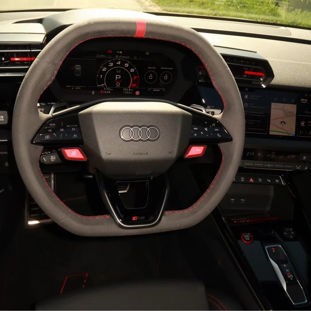 Audi RS3 Limousine Cockpit mit Sportlenkrad mieten