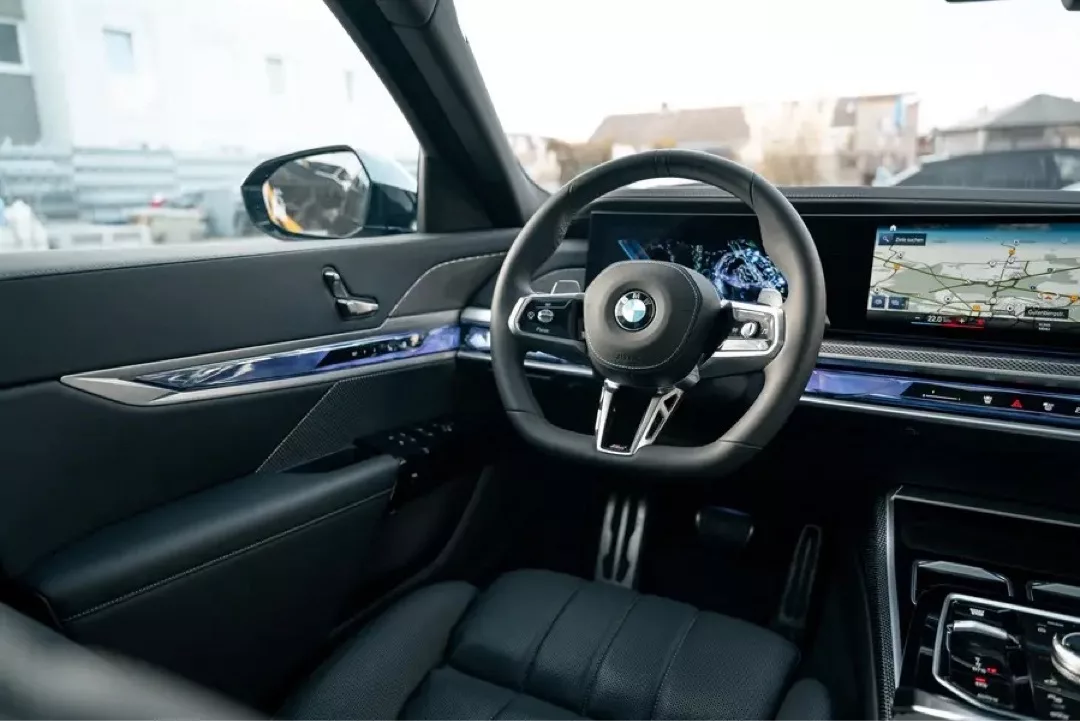 Innenraum eines BMW 740d M xDrive mit modernem Cockpit und digitalem Display.