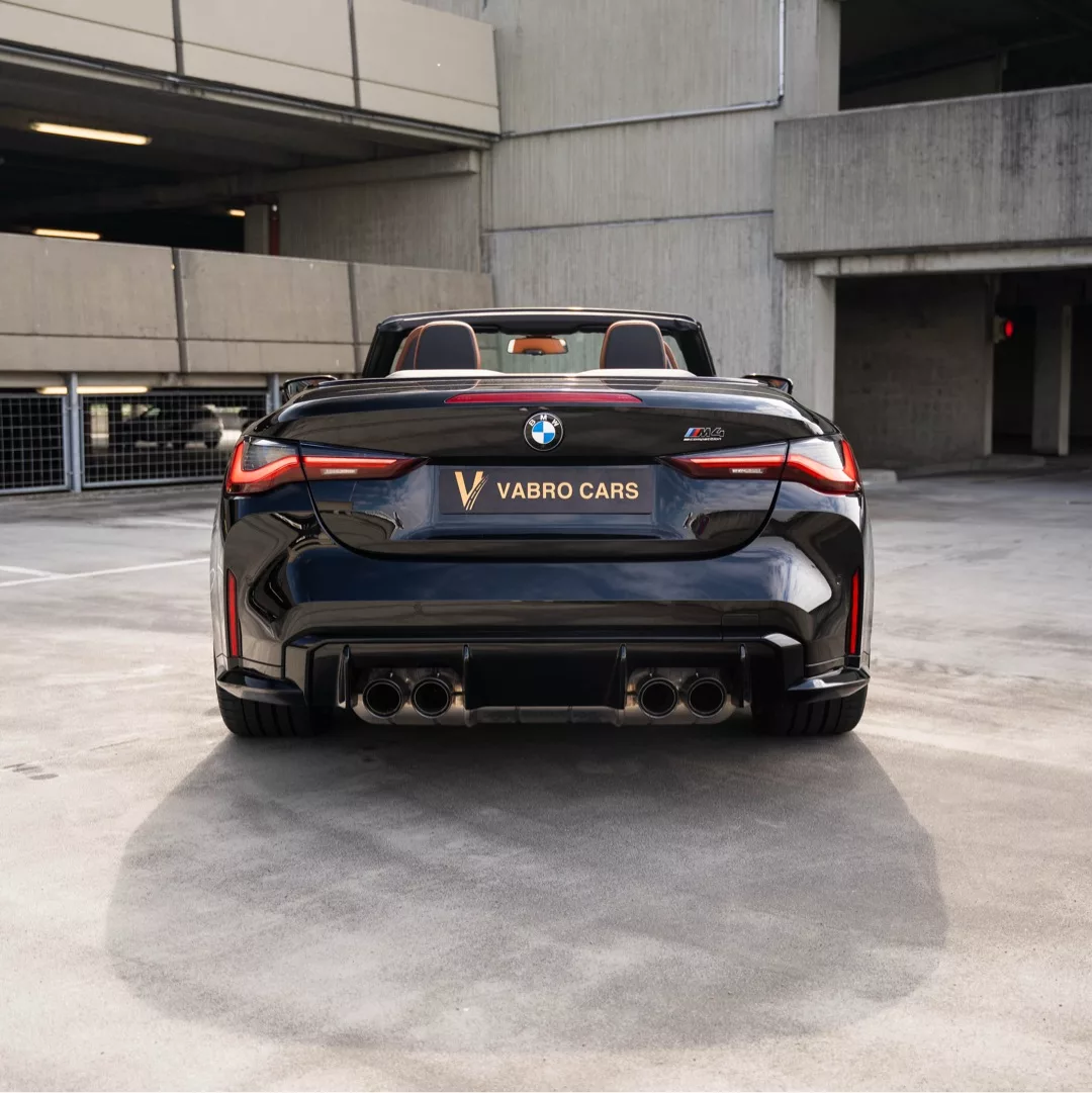 BMW M4 Competition Cabrio LCI in Schwarz von hinten mieten