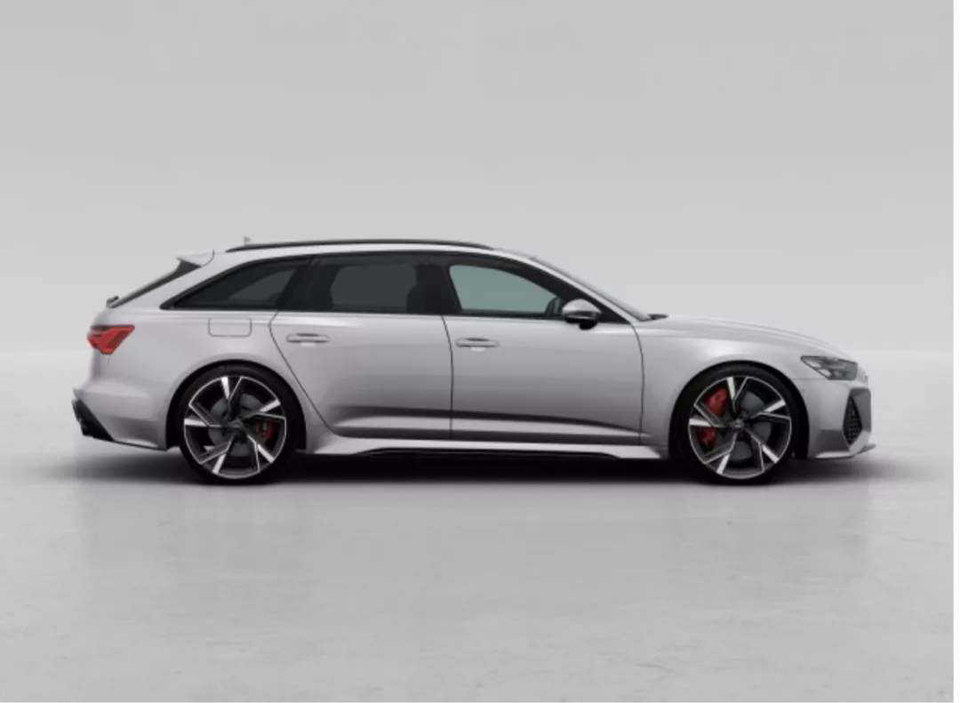 Audi RS6 2025 in Silber von der Seite mieten.