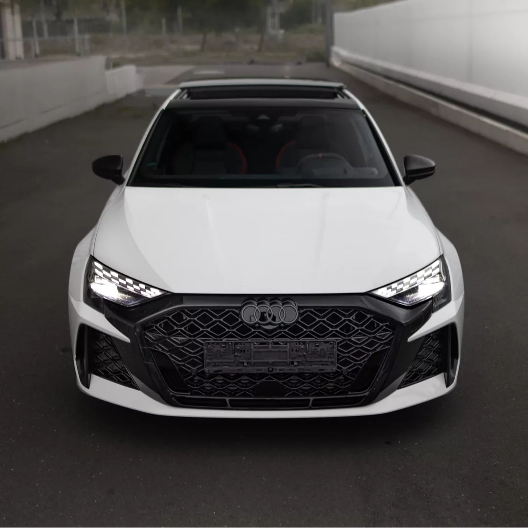 AUDI RS3 2025 Limousine Facelift in Weiß Frontansicht mieten