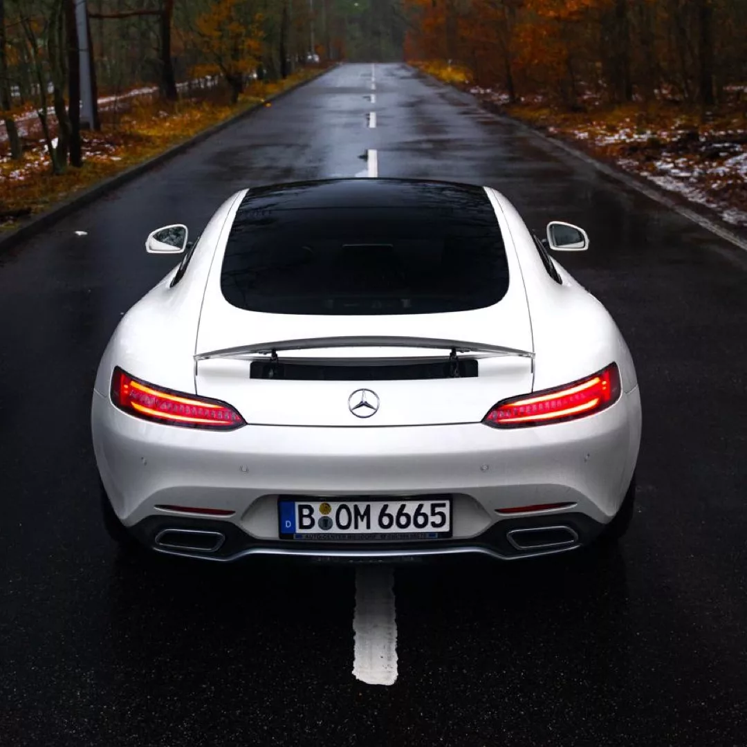 AMG GT Coupé ohne OPF in Weiß von hinten mieten