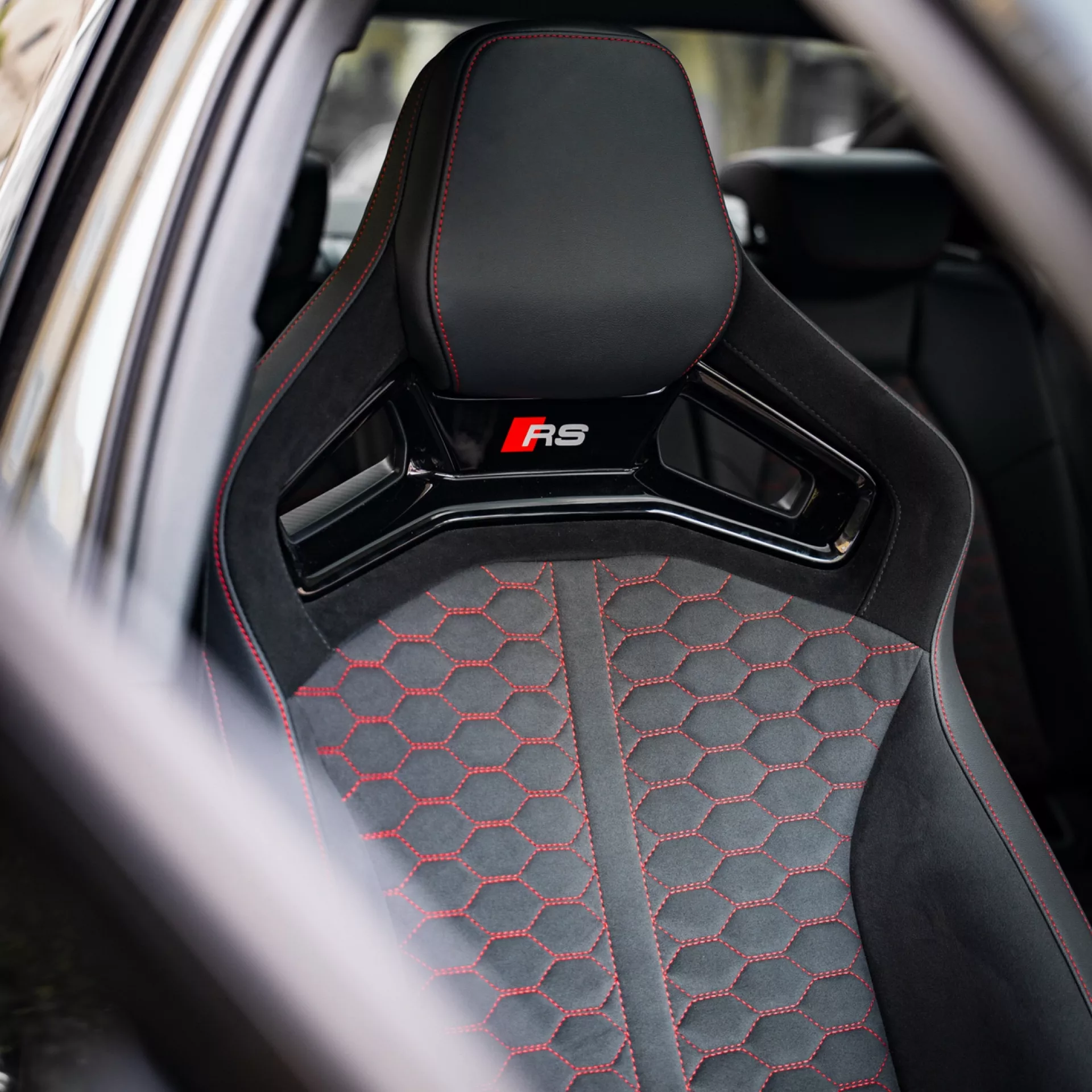 Audi RS3 Facelift Innenraum, schwarzer Sitz mit roten Nähten mieten.