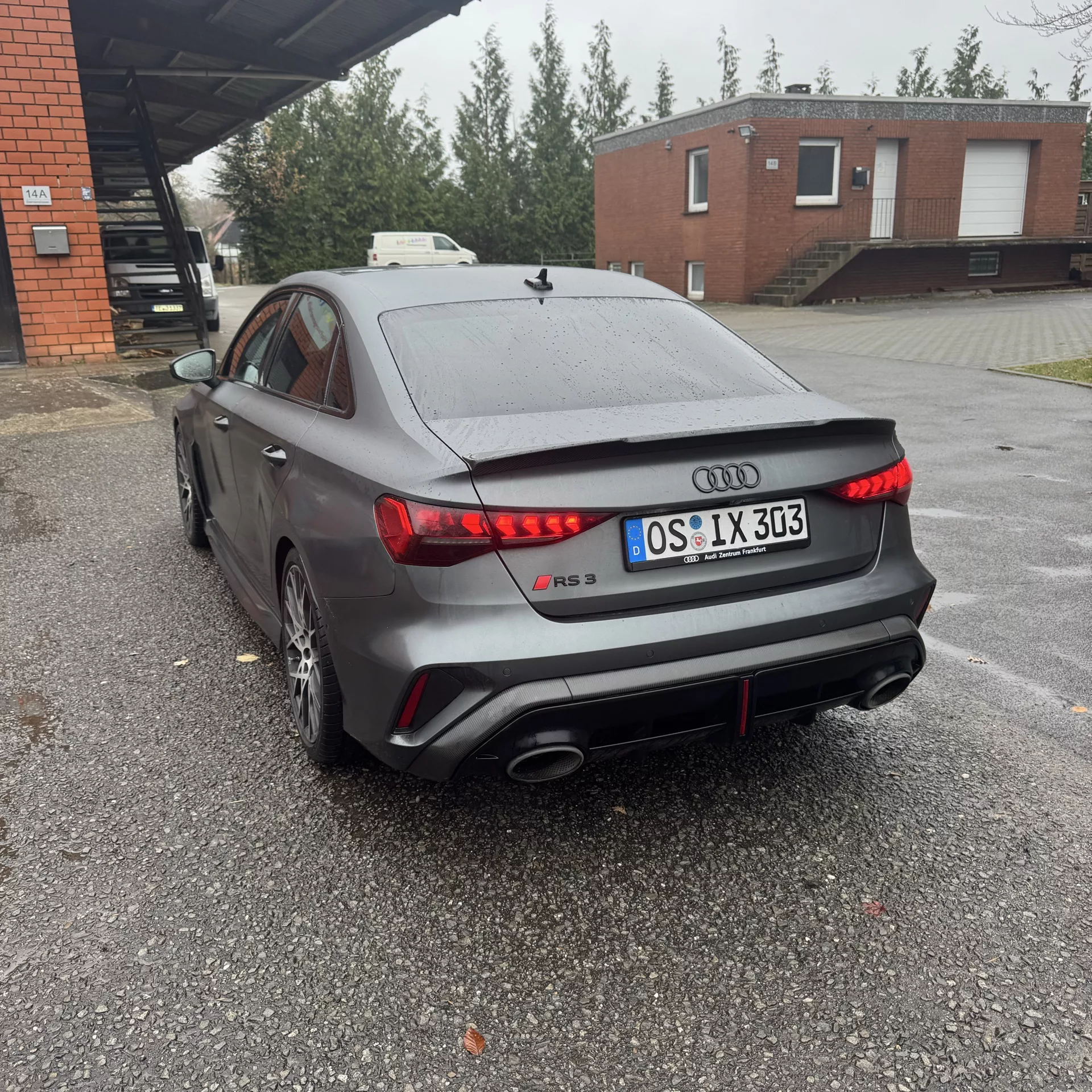 Audi RS3 Limousine 2025 in Grau Heckansicht mieten