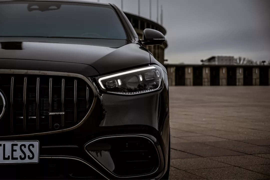 Mercedes-Benz S63 AMG E-Performance schwarz Frontansicht mieten