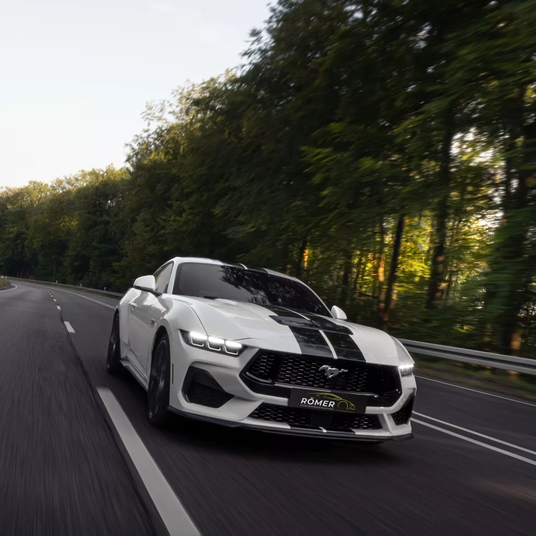 Ford Mustang GT (2024) in Weiß, Frontansicht auf Landstraße mieten