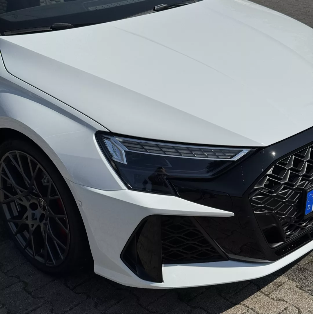 Audi RS3 Limousine 2025 in Weiß, Detailansicht Front mieten