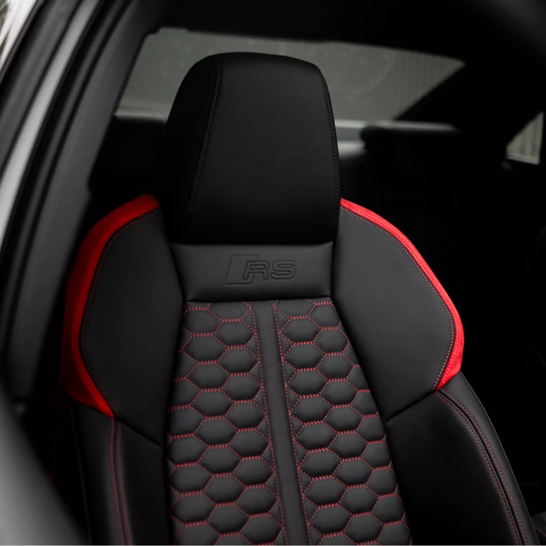 Audi RS3 2025 Limousine Facelift Innenraum mit Sportsitzen mieten