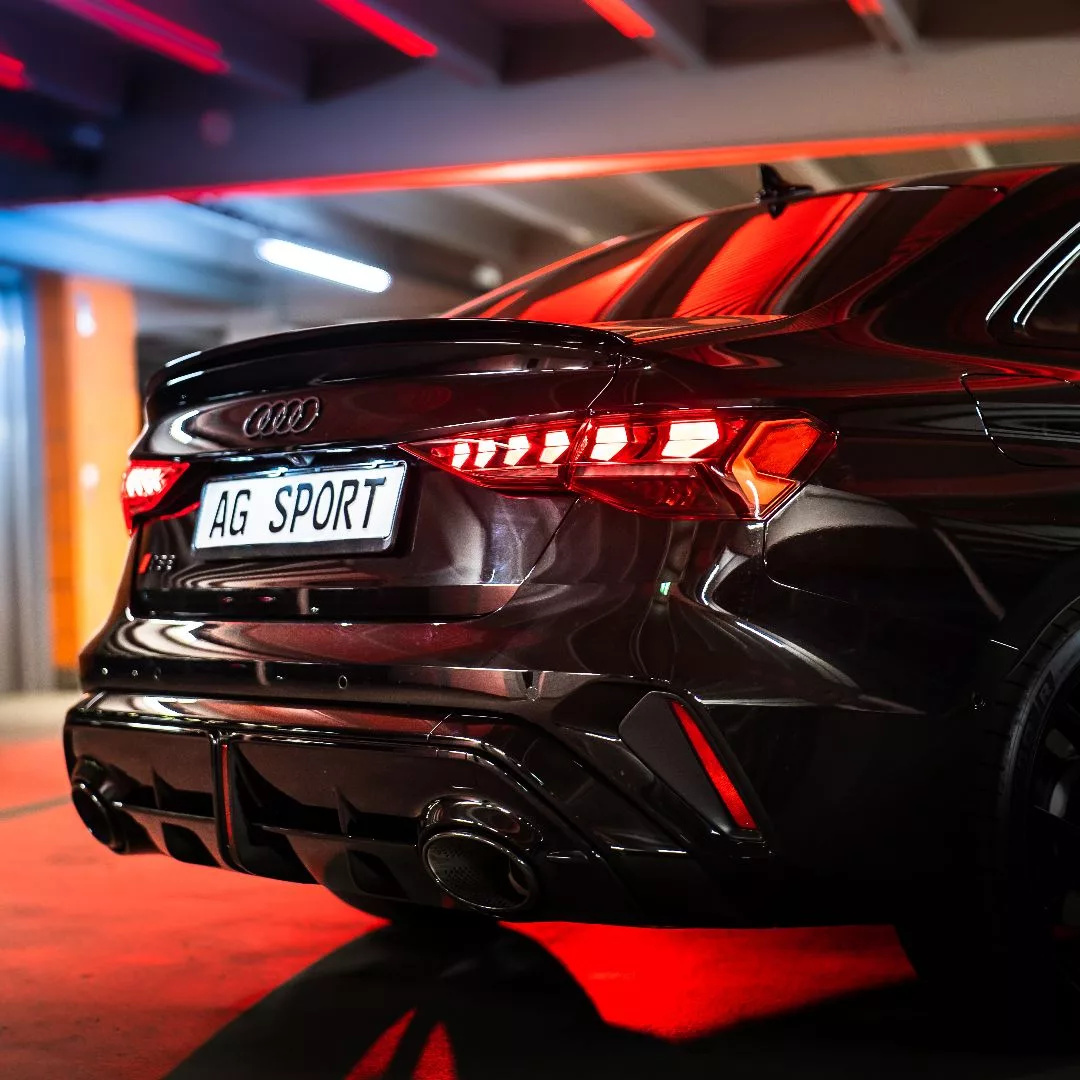 Audi RS3 2025 in Schwarz von hinten mieten