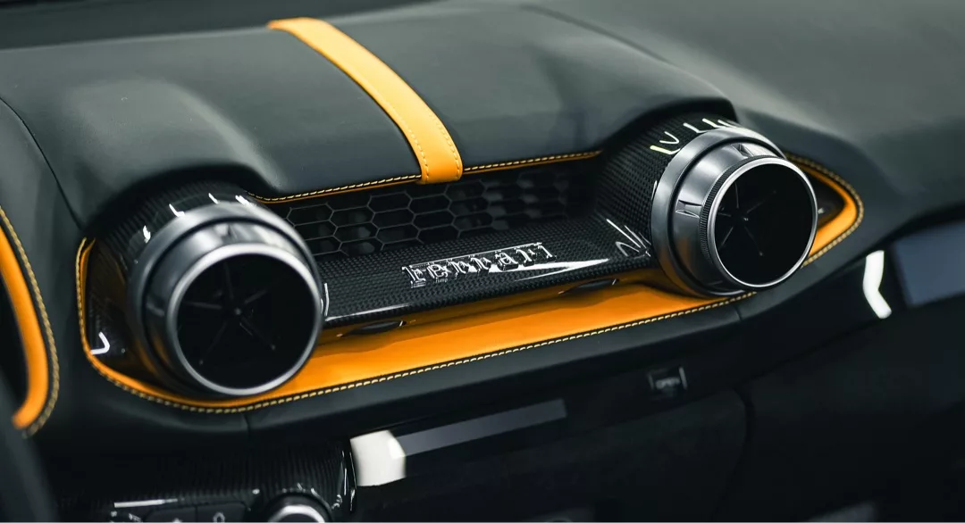 Ferrari 812 GTS Innenraum-Detail in Schwarz-Gelb mieten