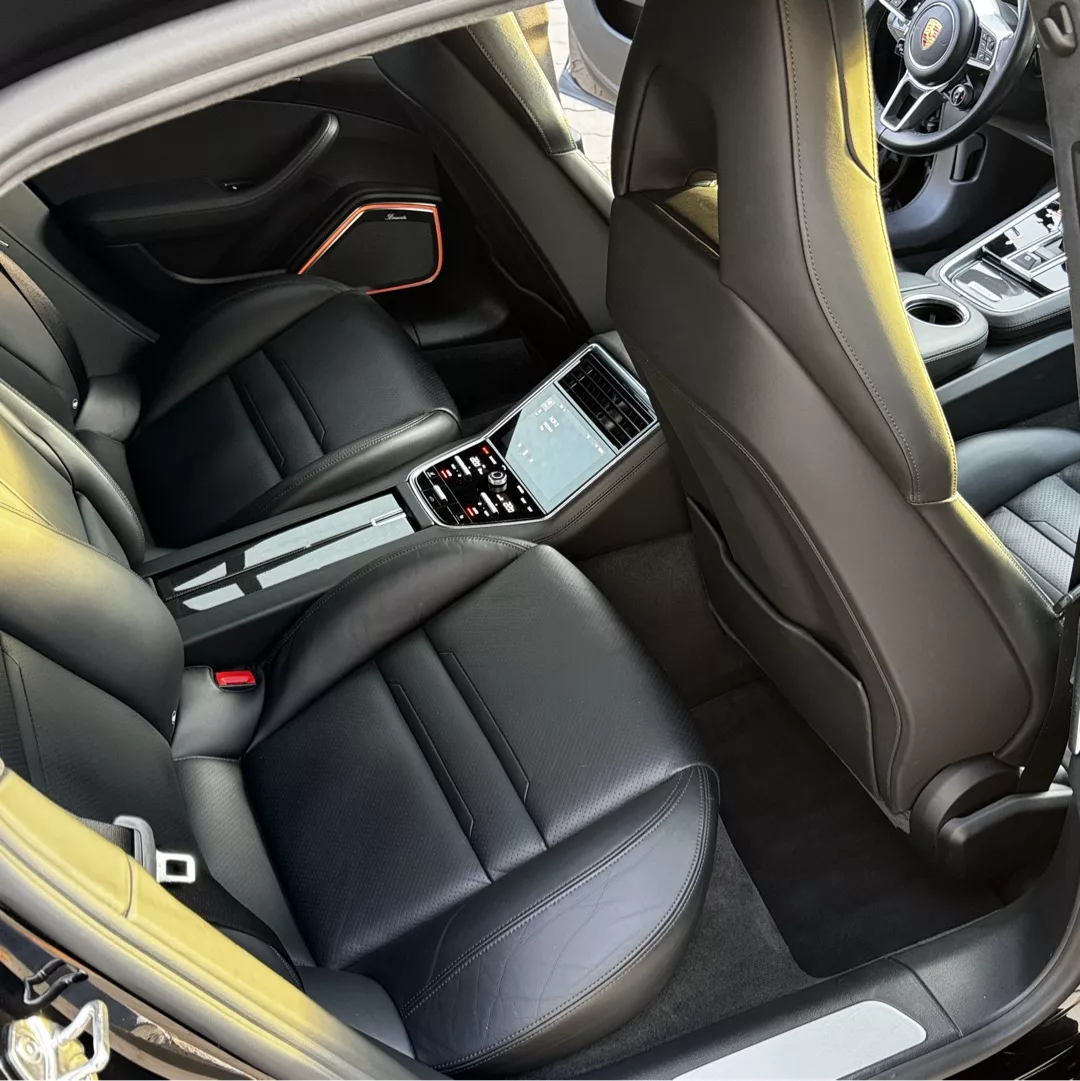 Porsche Panamera Turbo Innenraum mit Ledersitzen mieten.