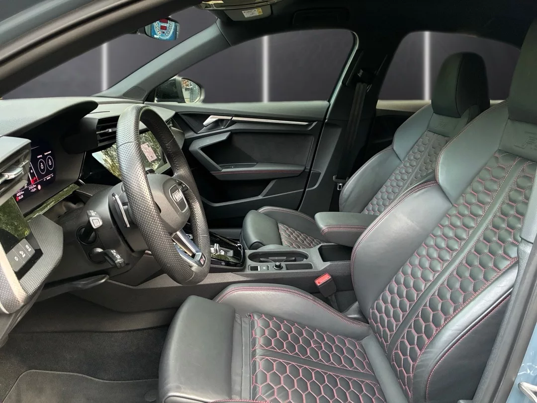 Audi RS3 Innenraum mit Sportsitzen mieten