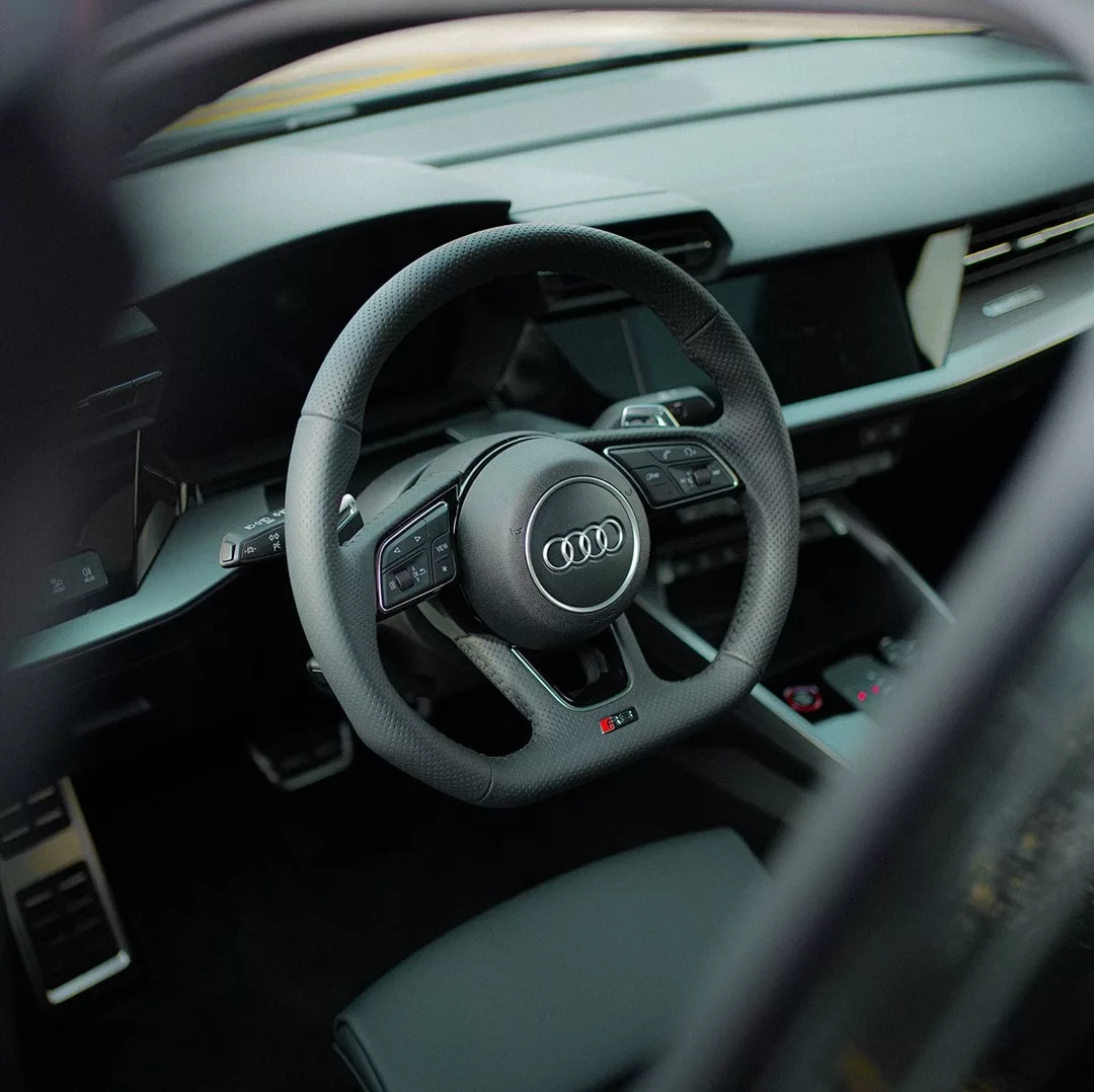 Audi RS3 Innenraum mit Lenkradansicht mieten