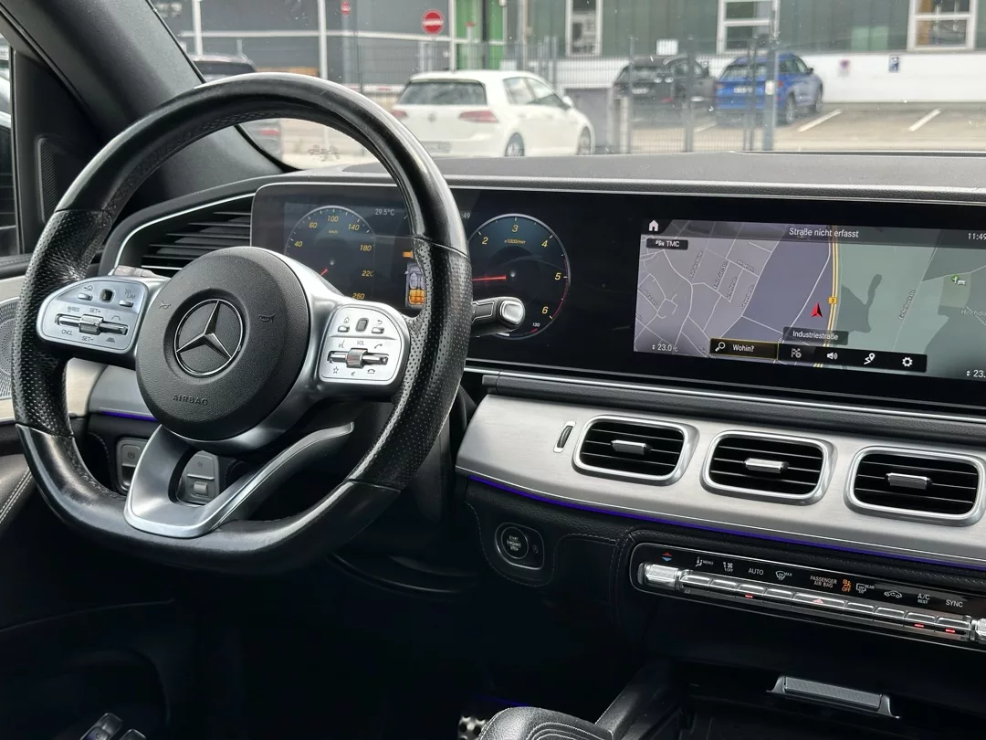 Mercedes-Benz GLE 300 Cockpit mit Navigation und Lederlenkrad mieten