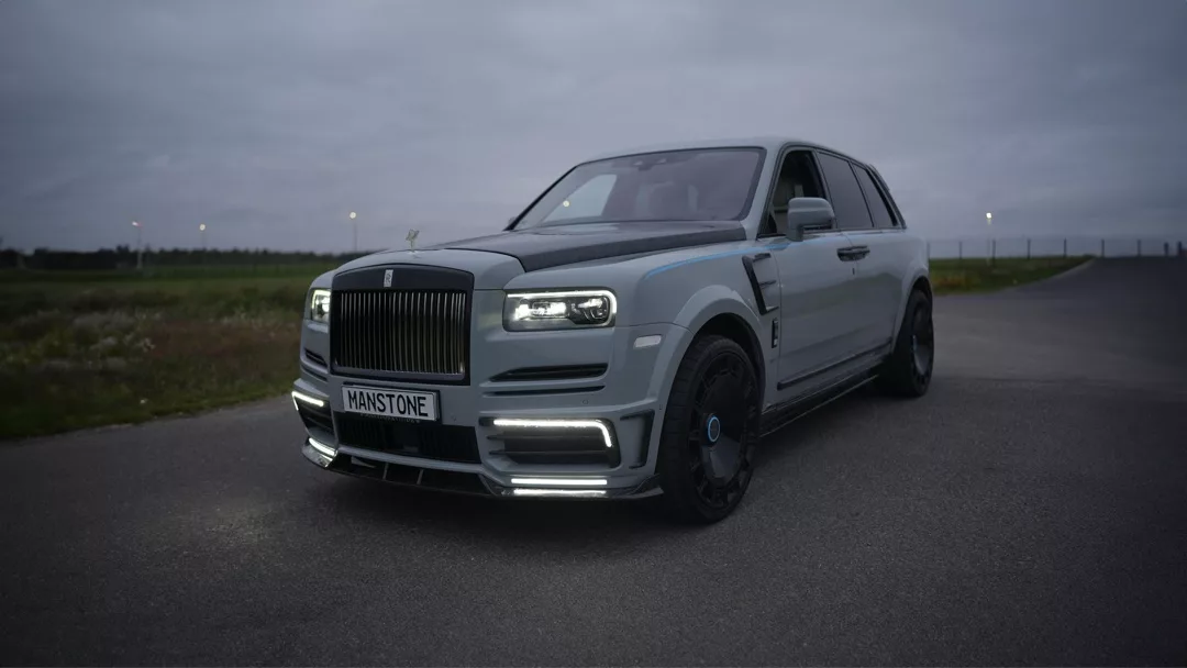 Rolls-Royce Cullinan MANSORY SUV in Grau, Frontansicht mieten
