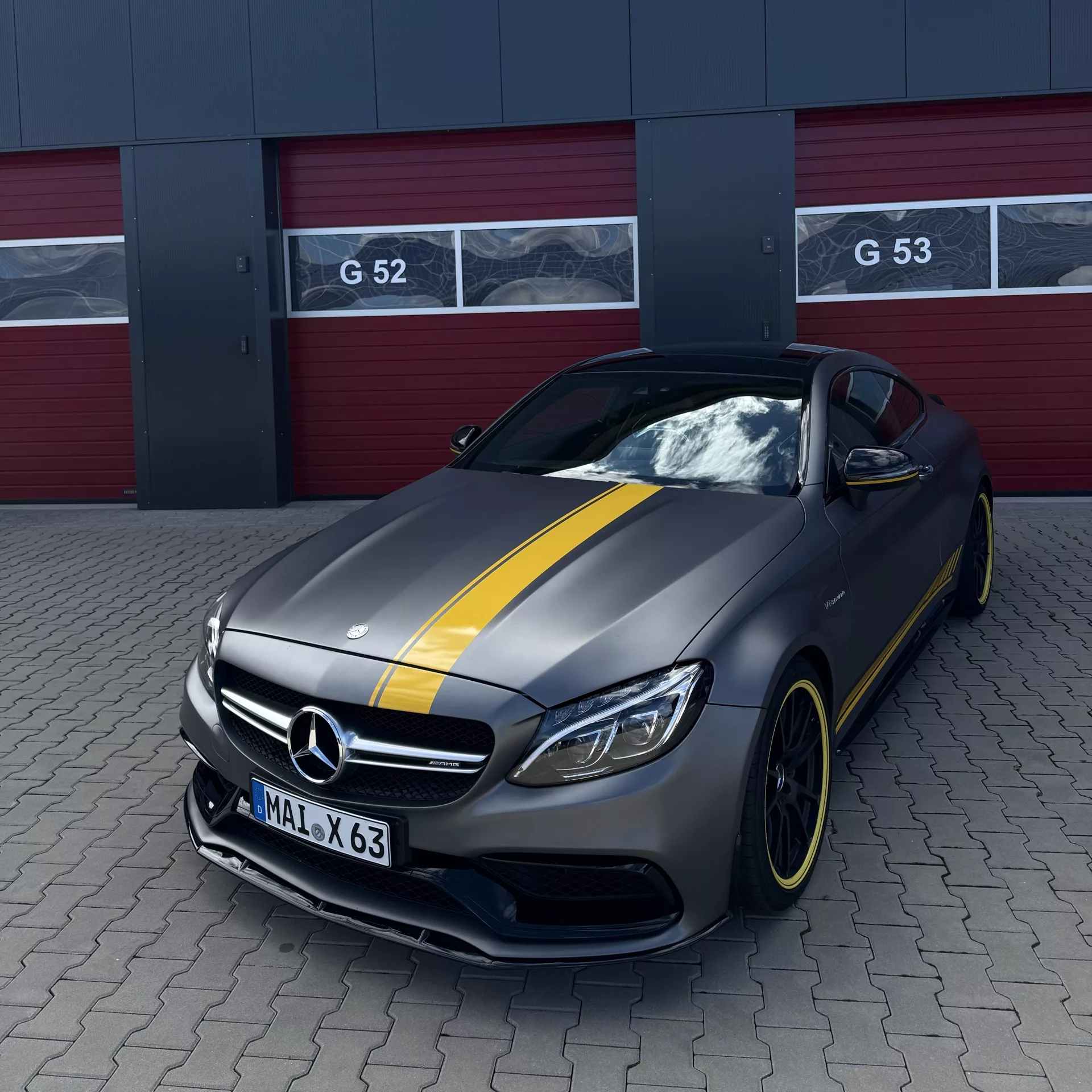 Mercedes C63s Coupe Edition 1 in Grau mit gelben Streifen mieten.