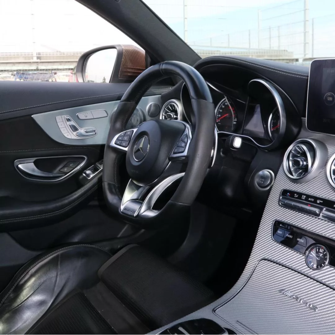 Mercedes C63 AMG Innenraum mit Lederdetails mieten
