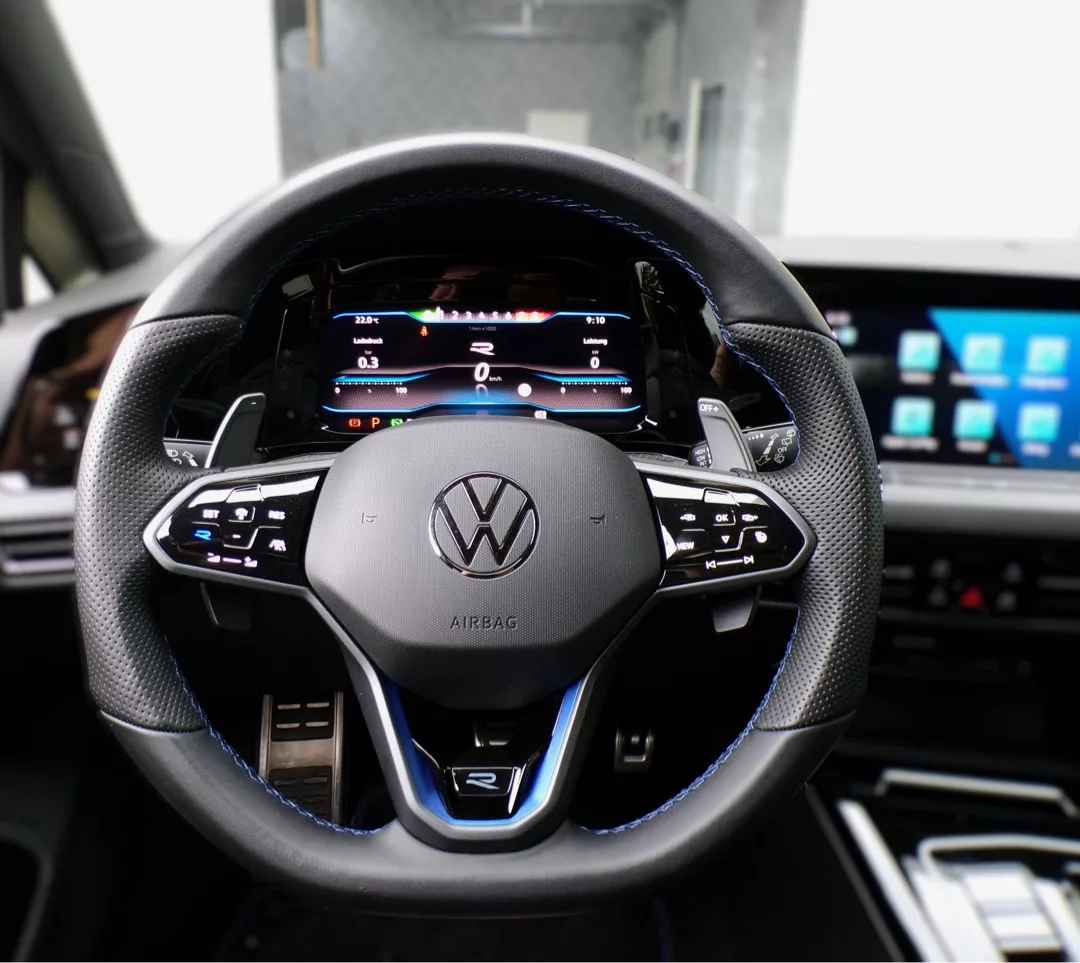 VW Golf 8 R Lenkrad mit digitalem Display mieten