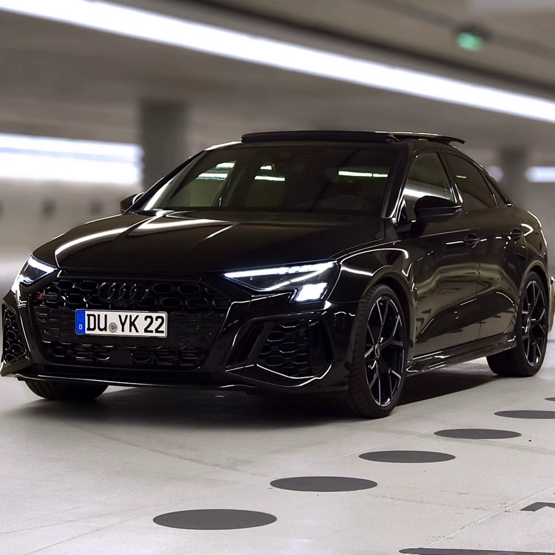 Audi RS3 Limousine in Schwarz mieten - Front-/Seitenansicht