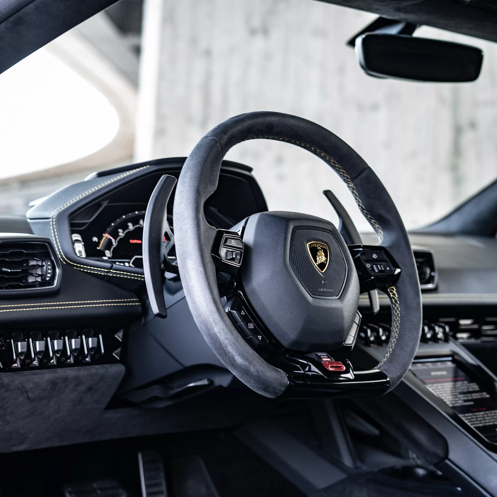 Lamborghini Huracan EVO Cockpit mit Lenkrad mieten