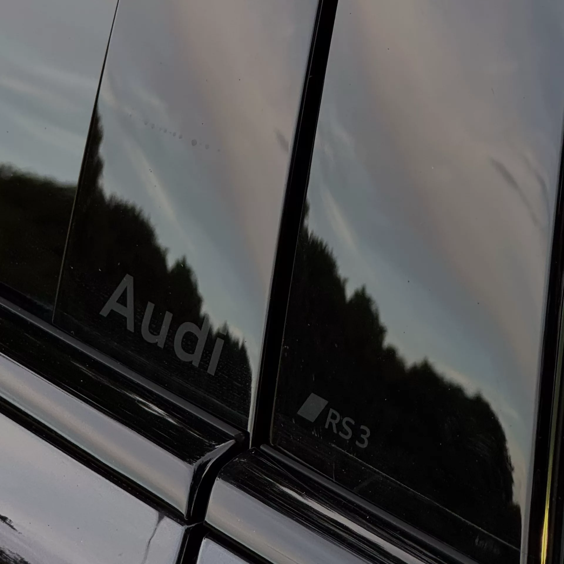 Audi RS3 Limousine Detailansicht der Seitenscheibe mieten.