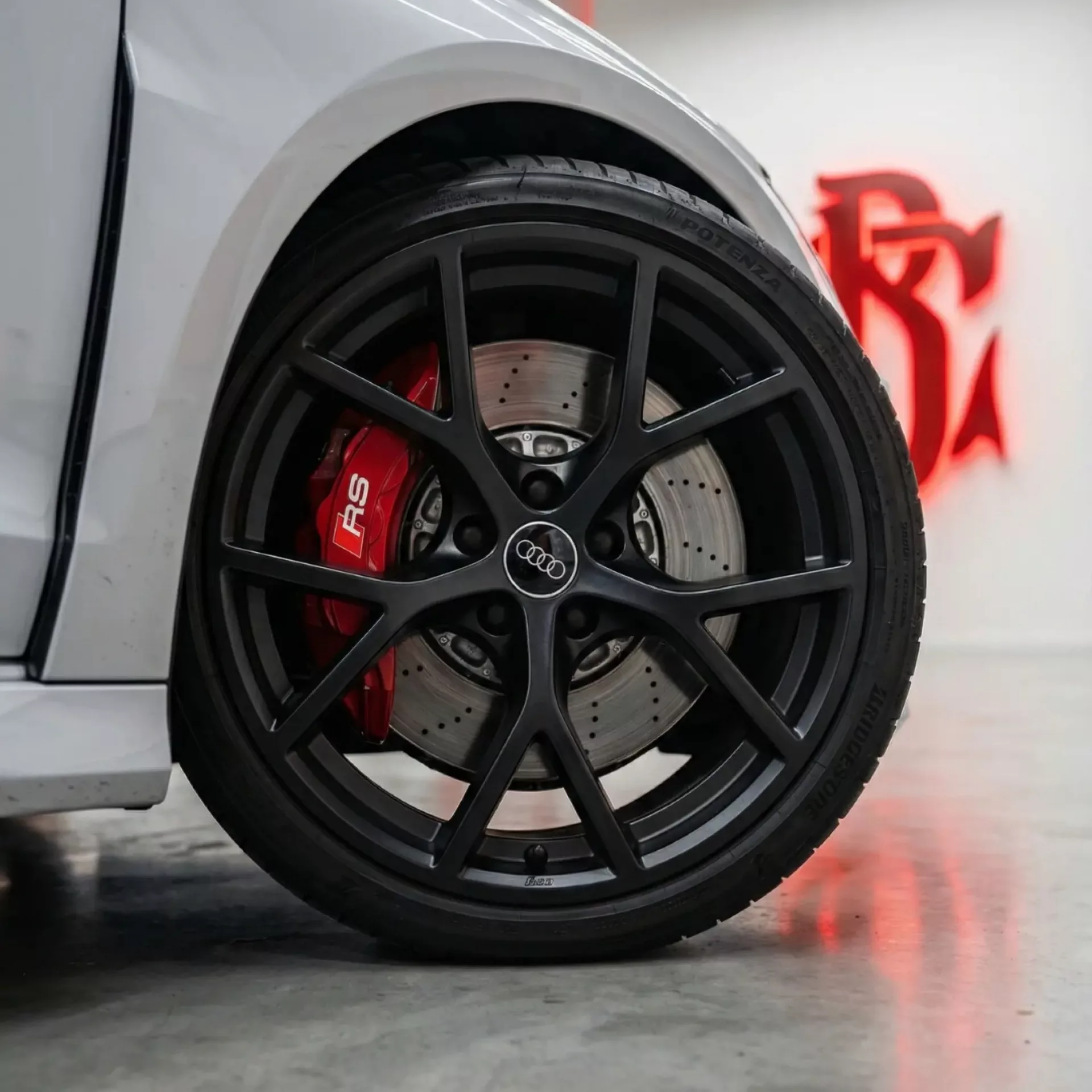 AUDI RS3 Limousine Nahaufnahme Rad und Bremse mieten.