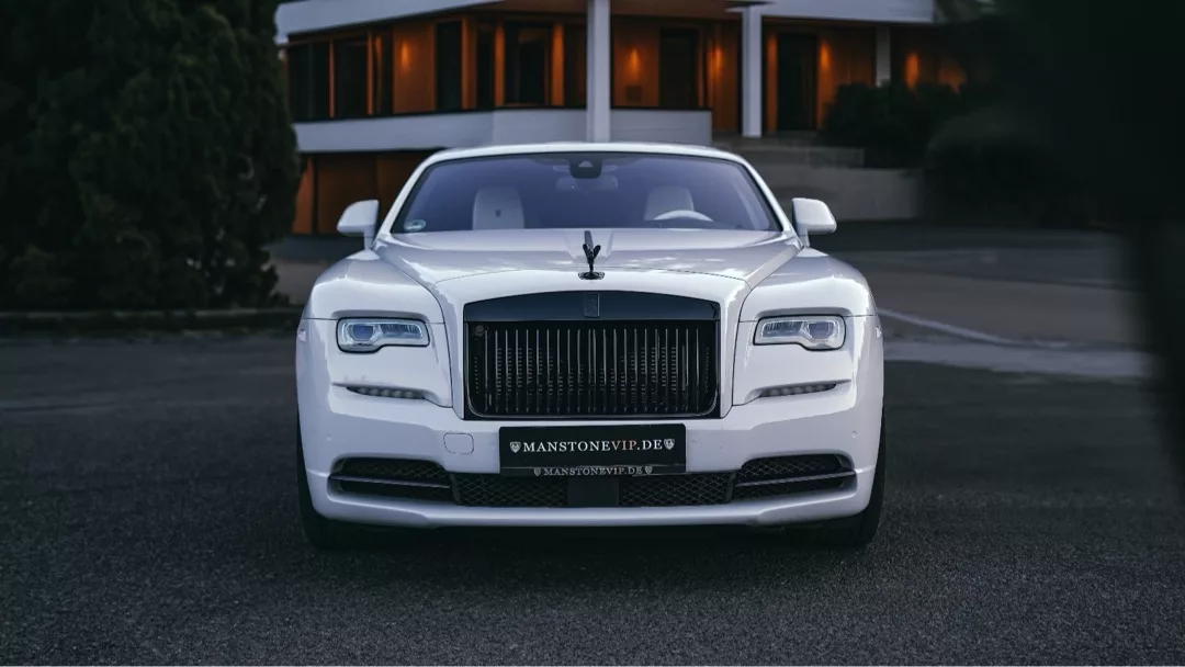 Rolls Royce Wraith in Weiß, Frontansicht, für Hochzeiten in Berlin mieten.