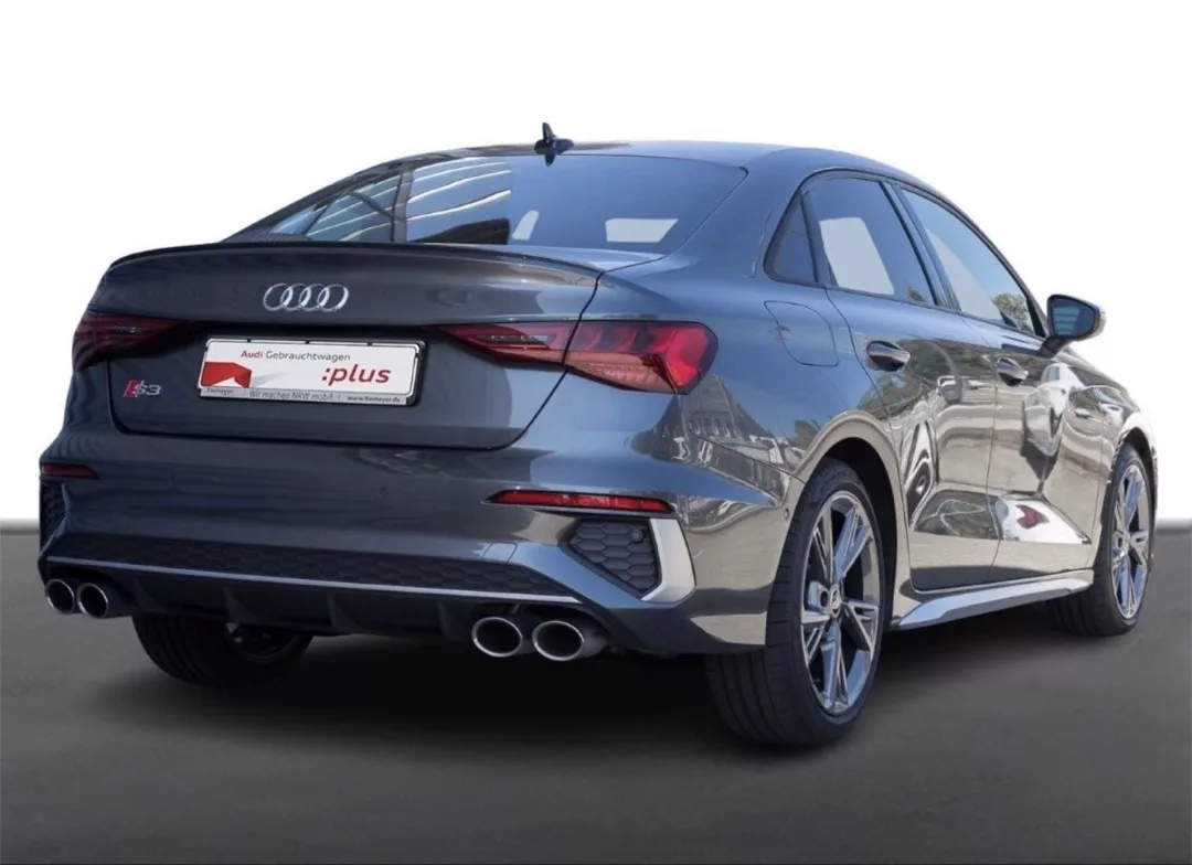 Audi S3 Limousine in Grau Heckansicht mieten.