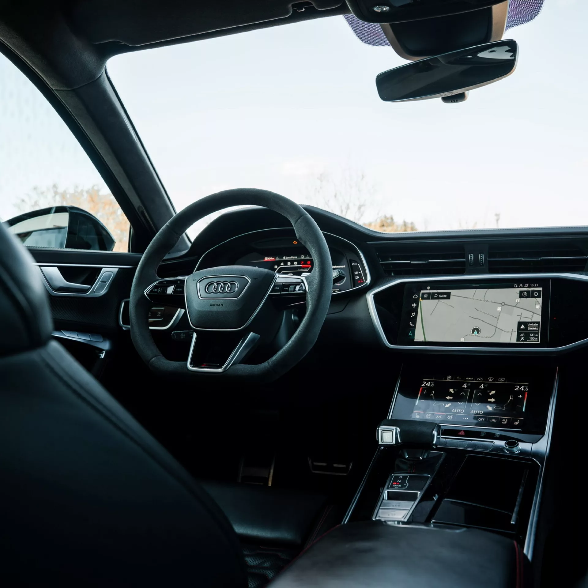 Audi RS6 Innenraum mit Lederausstattung und Navigationssystem mieten.