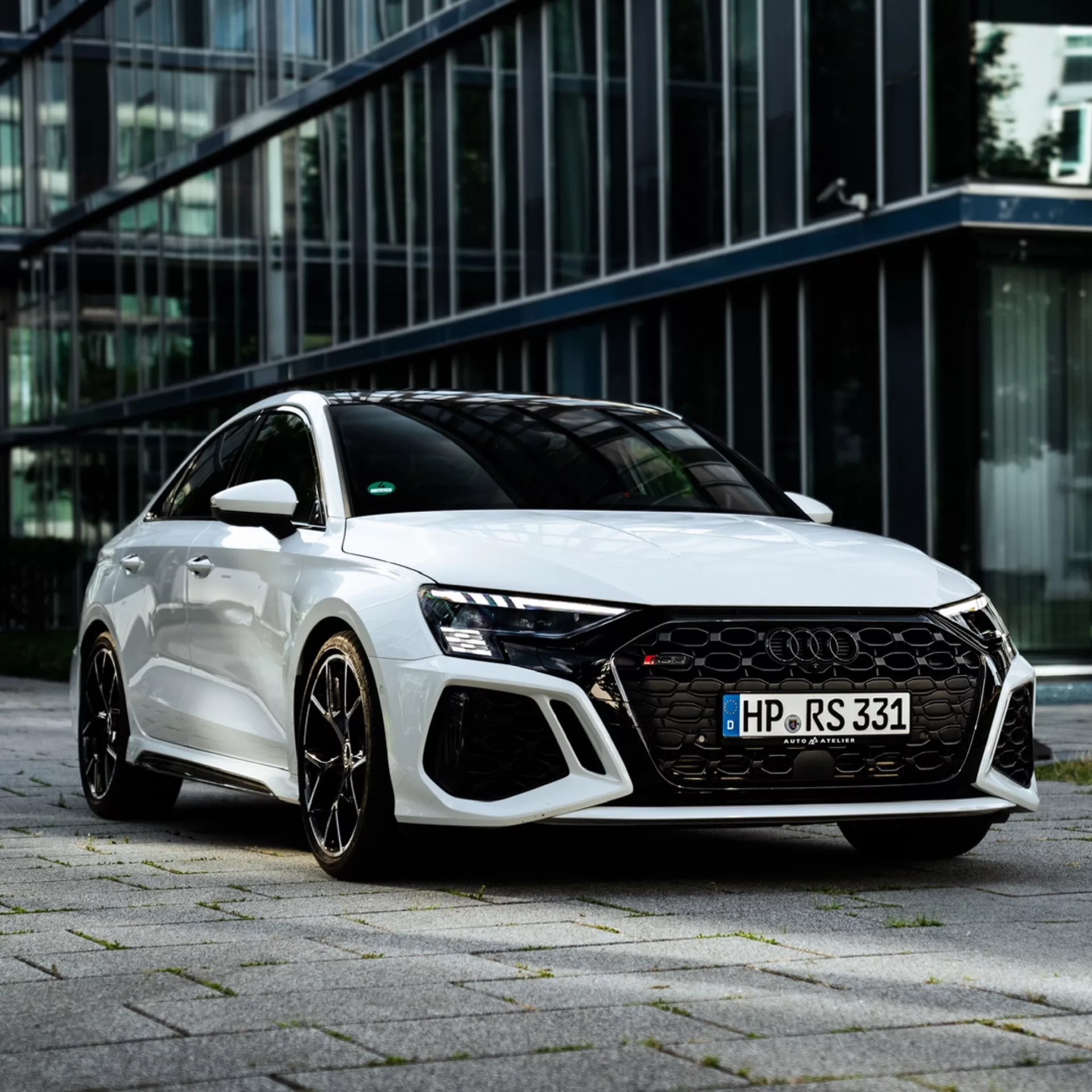 Audi RS3 Limousine in Weiß mieten - Frontansicht