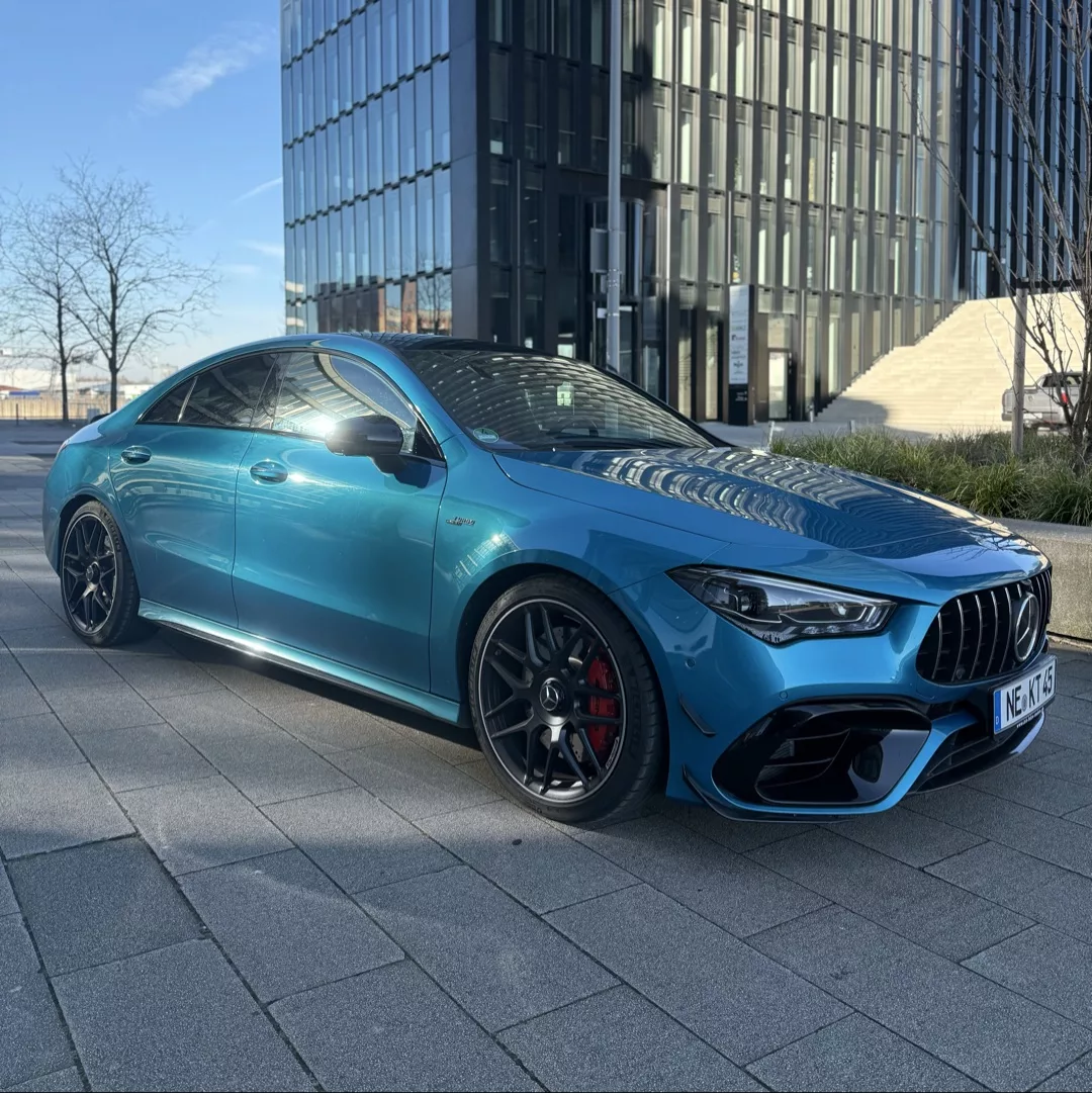 Mercedes Benz CLA 45S AMG in Blau von der Seite mieten