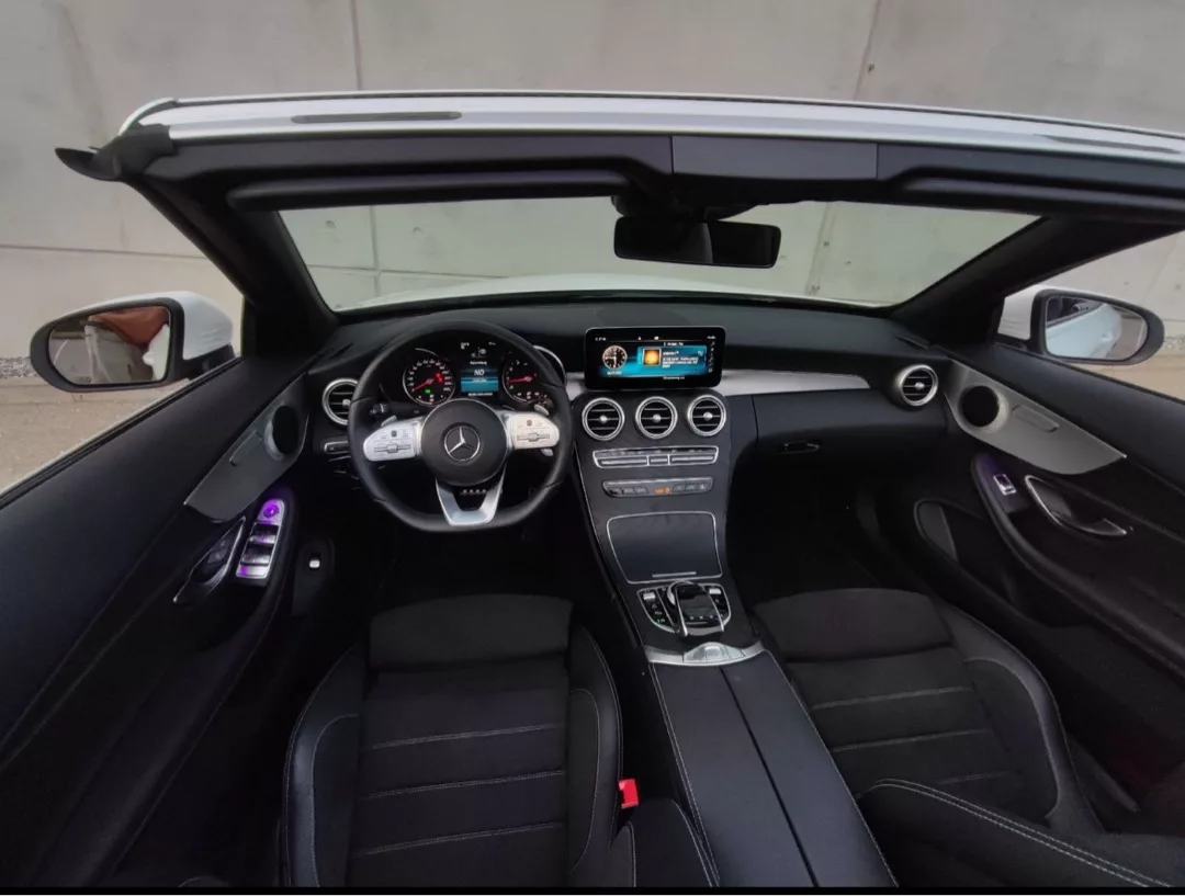 Mercedes C180 Cabrio AMG-Line Sport Innenraum mit offenem Verdeck mieten.